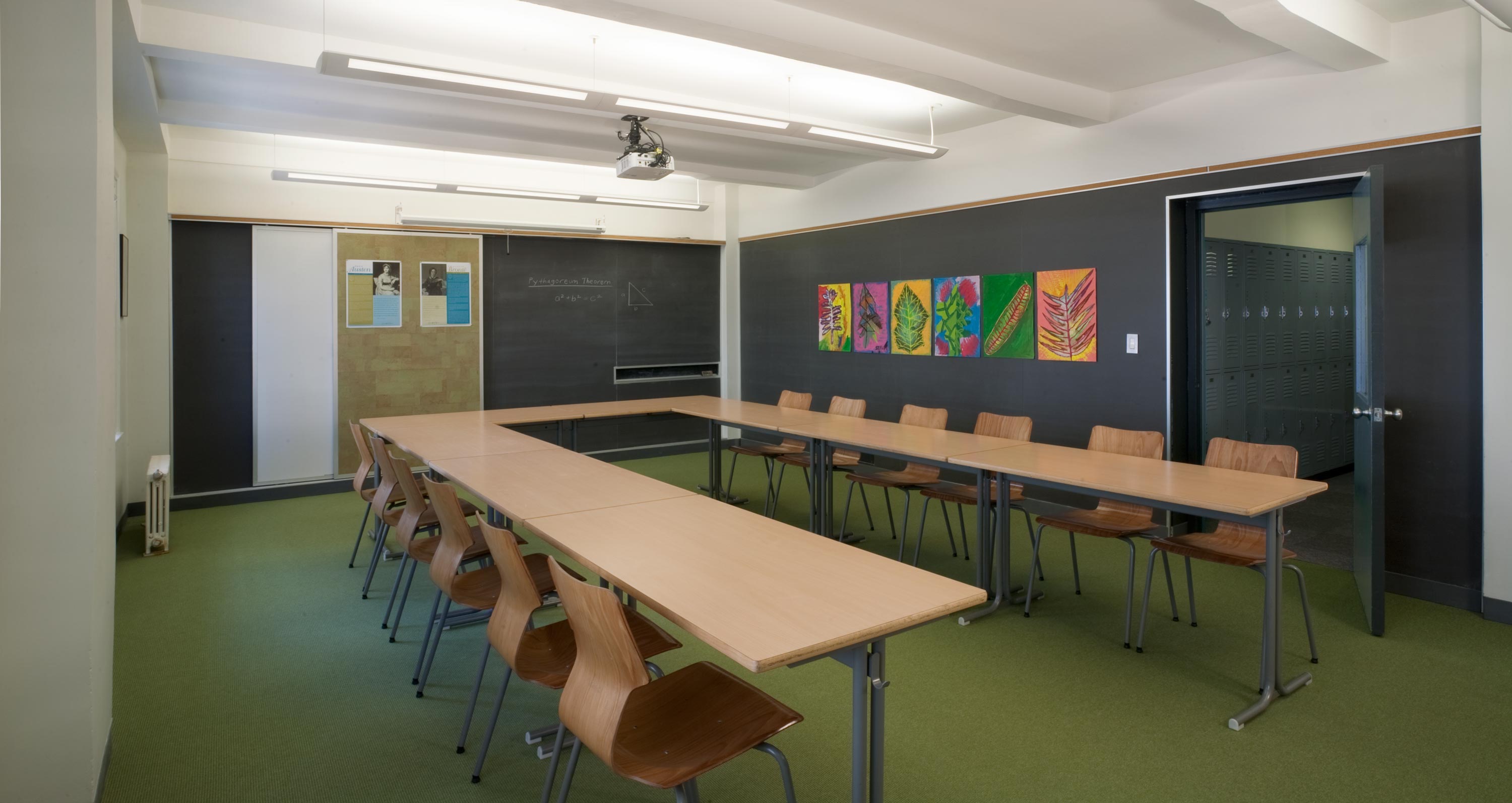 WG1-StAnnsSchool-Sas-Class-85-w-blackboard