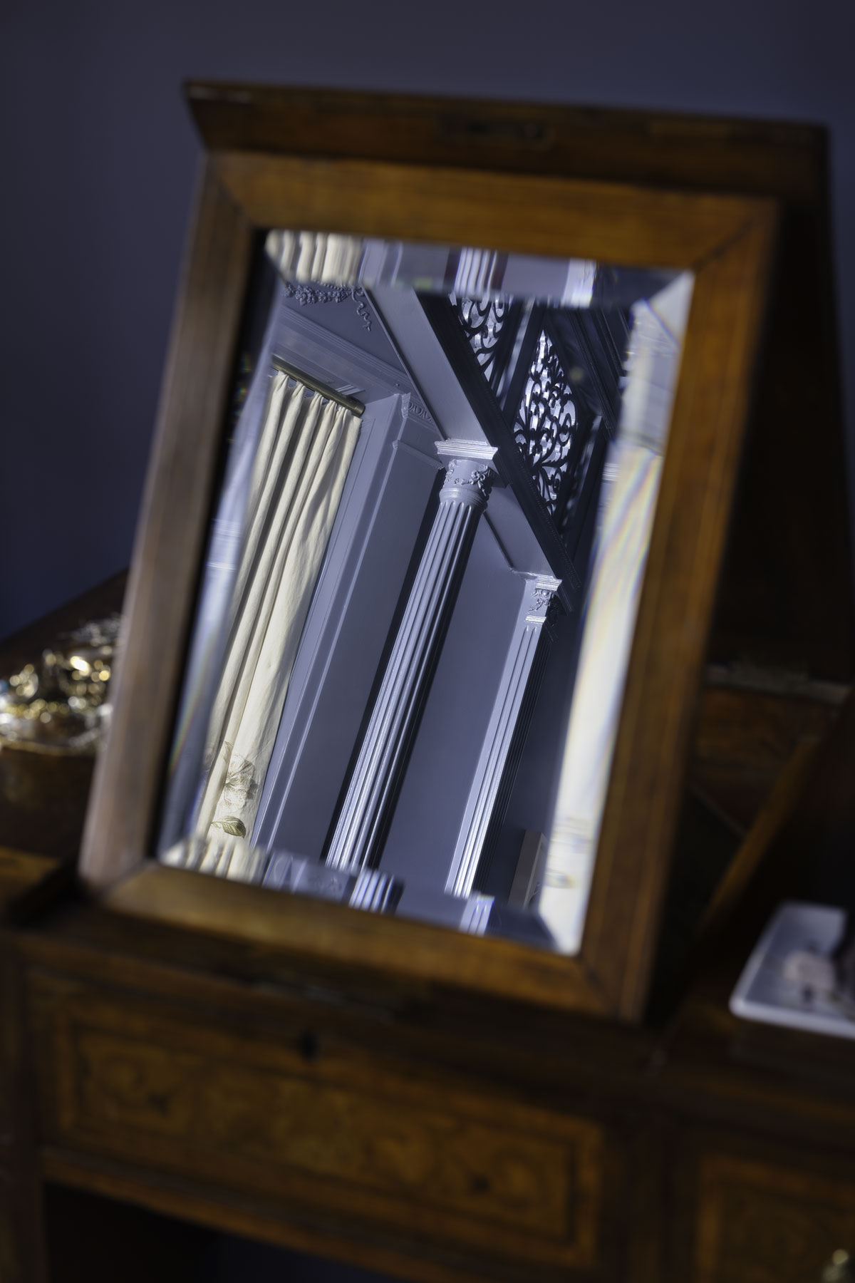 WG1-390Stuyvesant-MasterBedroomSittingVanityDetail-SCN2438-Triptich